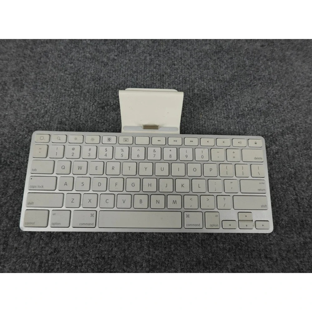 Apple iPad Keyboard Dock A1359 Silver White Good 30-pin Connector Aluminum